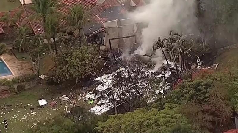 Queda de avião no Brasil ganha destaque no mundo