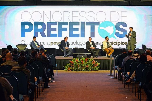 Parcerias e soluções para municípios na abertura do Congresso de Prefeitos