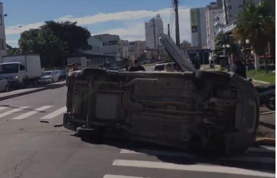 Carro capota após colisão com outro veículo em Tubarão