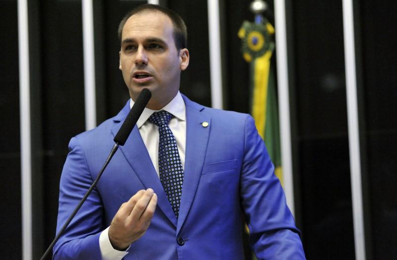 Projeto de Eduardo Bolsonaro criminaliza apologia ao comunismo