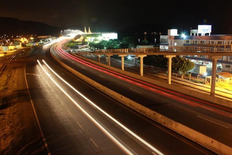 Motoristas precisam de atenção redobrada ao viajar à noite neste verão