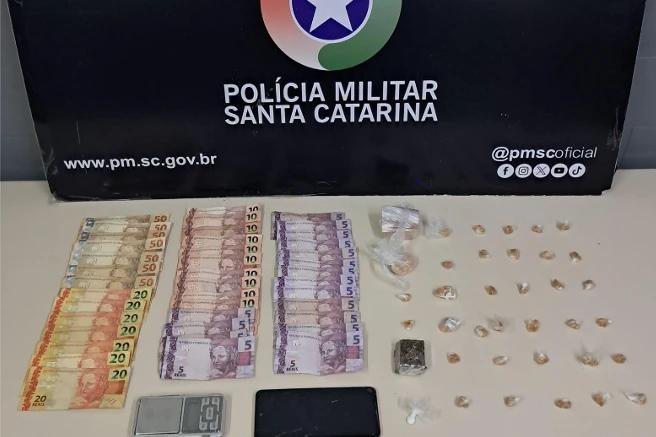 Após denúncia, PM prende homem por tráfico e apreende drogas em Criciúma