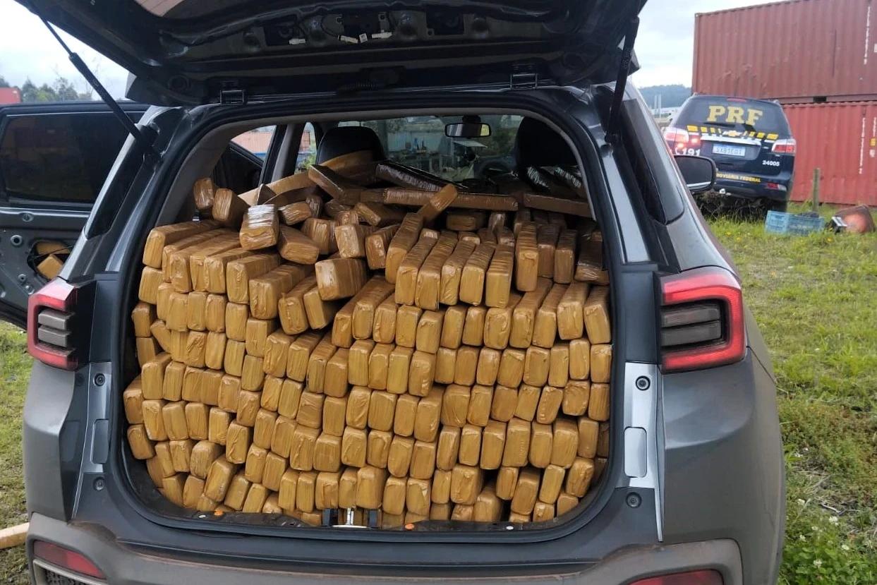Vídeo: PRF apreende mais de uma tonelada de maconha na BR-101