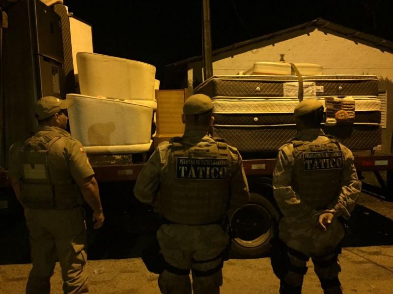Com caminhão de mudanças, mulheres furtam casa de veraneio de prefeito