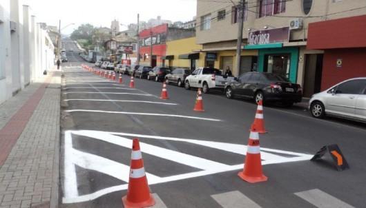 Rua Anita Garibaldi recebe estacionamento oblíquo