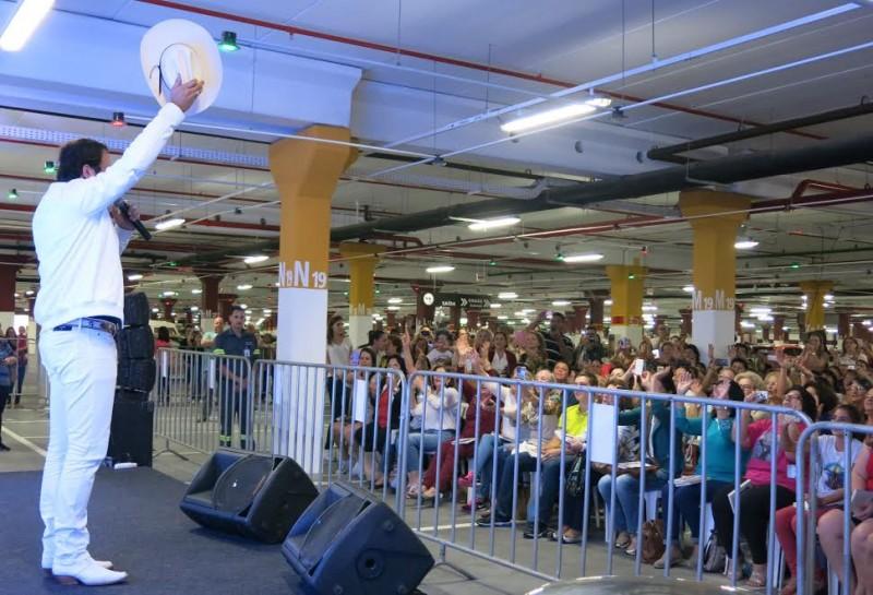 Padre Alessandro Campos lança livro em Criciúma