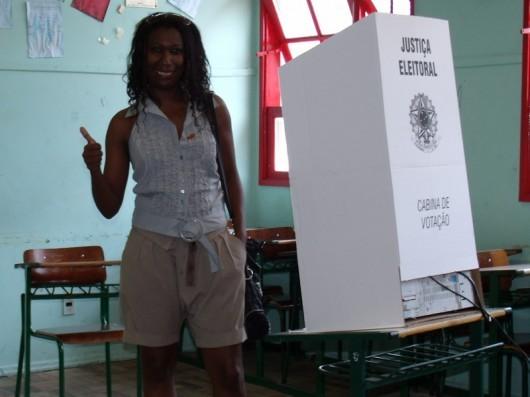 Cintia dos Santos vota na Santa Luzia acompanhada do vice
