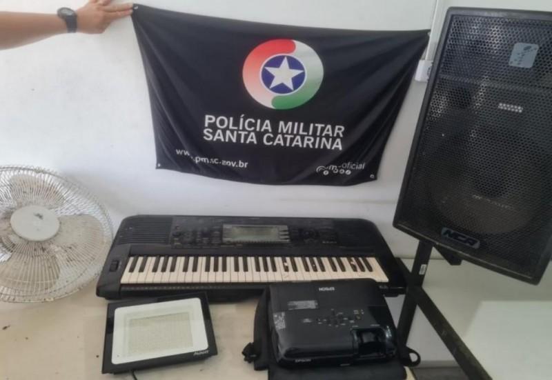 Casal é preso após tentar vender caixa de som, teclado, projetor e ventilador furtados em Araranguá