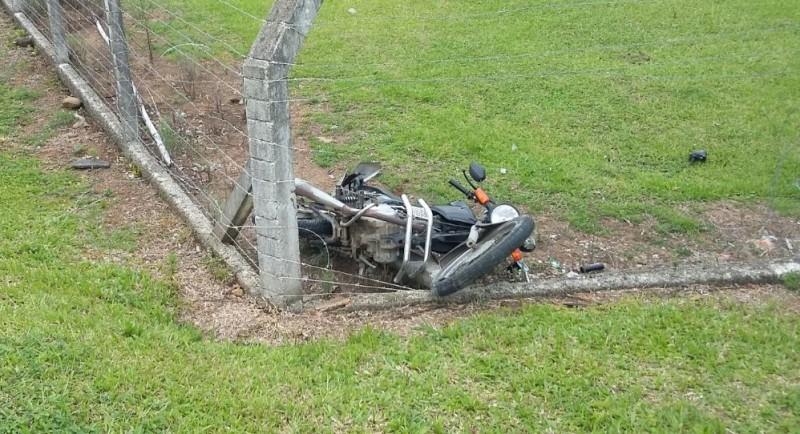 Motociclista perde a vida em saída de pista e colisão