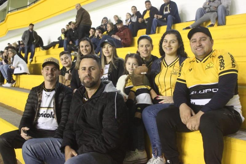 Torcida carvoeira comemora vitória diante do Guarani de Palhoça