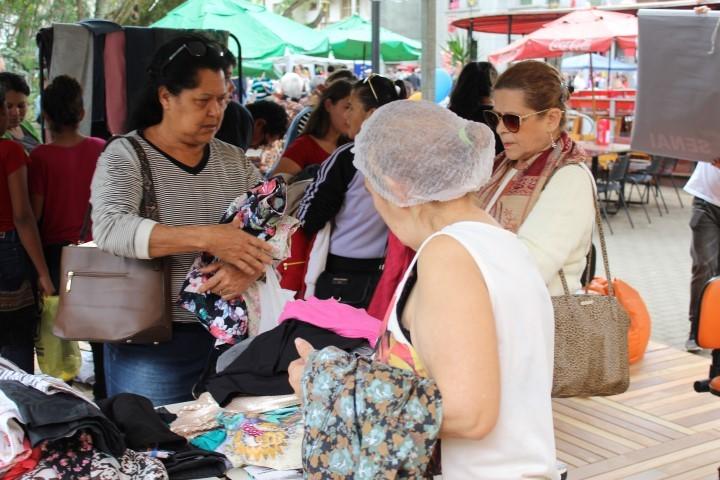 Estudantes de Moda distribuem roupas de graça à população