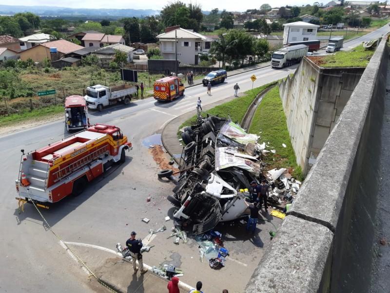 Caminhão de Criciúma despenca de viaduto na BR-101 em Içara