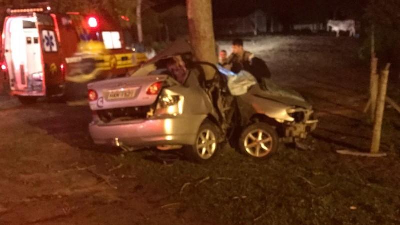 Jovem sai da pista e morre após forte colisão em árvore