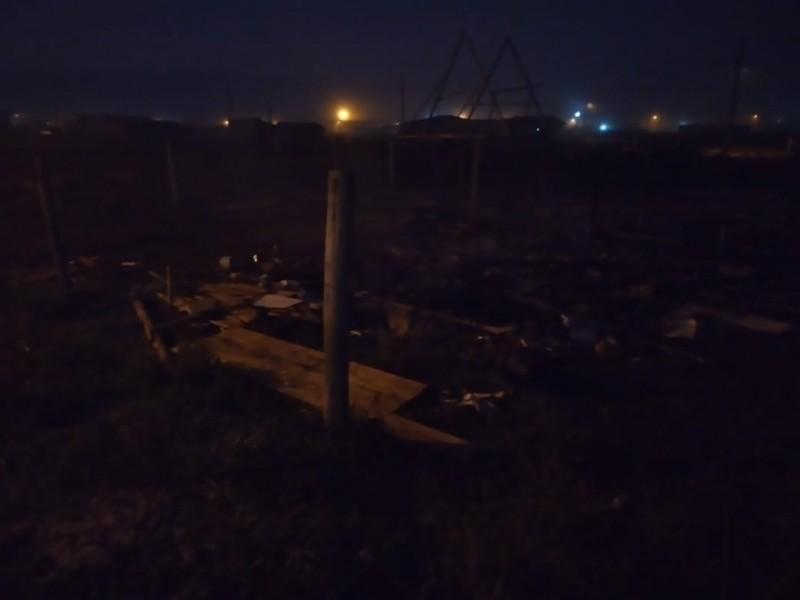 Casa de madeira é destruída por incêndio em Balneário Arroio do Silva