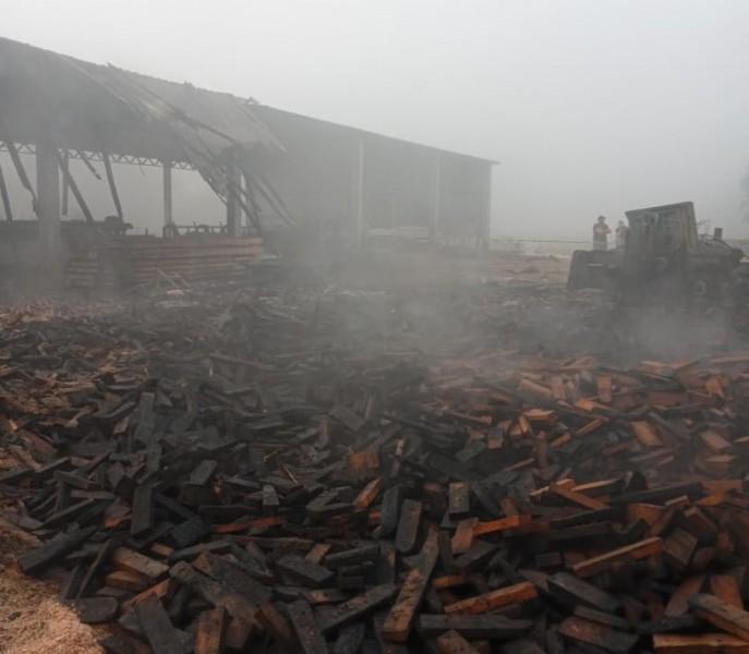 Incêndio de grande proporção atinge madeireira em Ermo