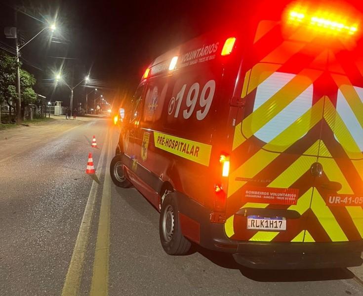 Motociclista e caroneira ficam feridos após sofrerem queda em Jaguaruna