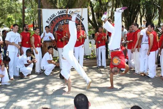 Capoeira para todas as idades na Praça Nereu Ramos 