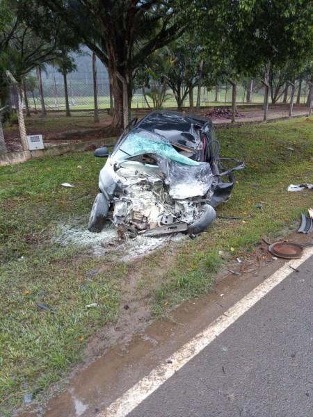 Colisão entre carro e carreta deixa duas pessoas feridas na SC-370 