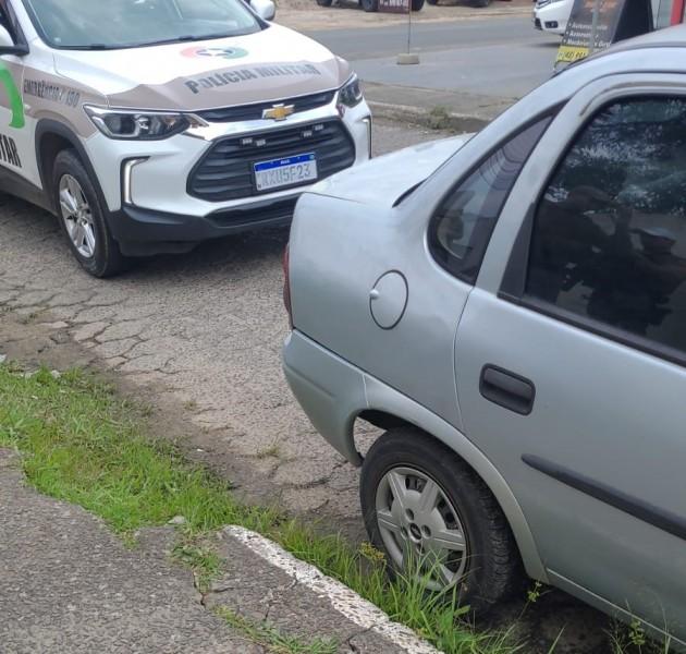 PM prende homem dirigindo veículo furtado em Criciúma