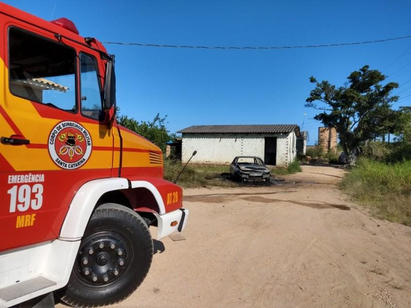 Dupla ateia fogo em carro em Morro da Fumaça
