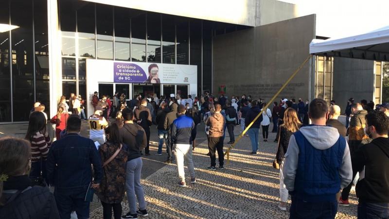 Em Criciúma, início da imunização de profissionais da indústria gera alta procura pela vacina