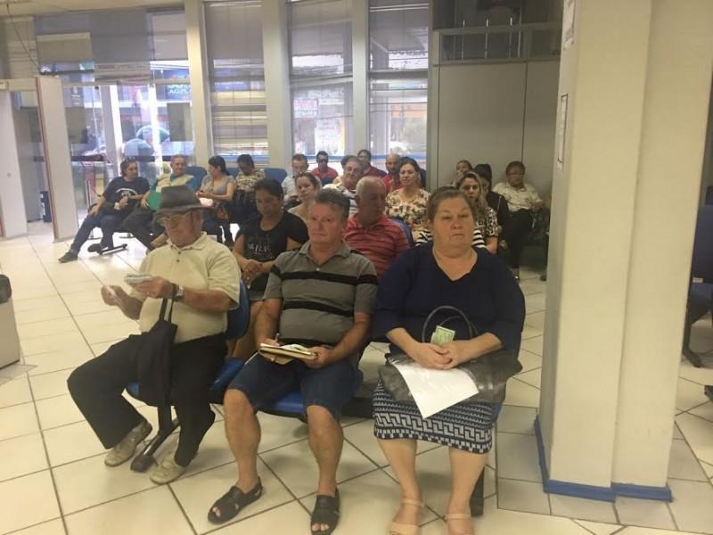 Usuária reclama de superlotação em agência do INSS
