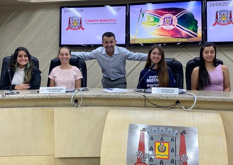 Mesa diretora da Câmara Mirim de Criciúma é inteiramente composta por meninas