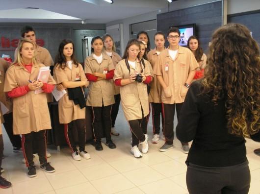Alunos do curso técnico em Cerâmica conhecem empresa de revestimento e a prática das técnicas de design 
