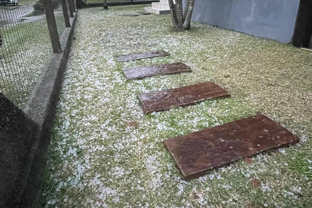 Fotos: queda de granizo surpreende moradores na região carbonífera