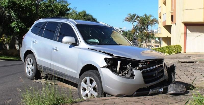 Em colisão com camionete, carro para a cerca de 30 metros do acidente