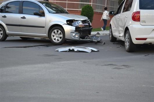 Manhã de terça-feira começa com colisão para dois motoristas