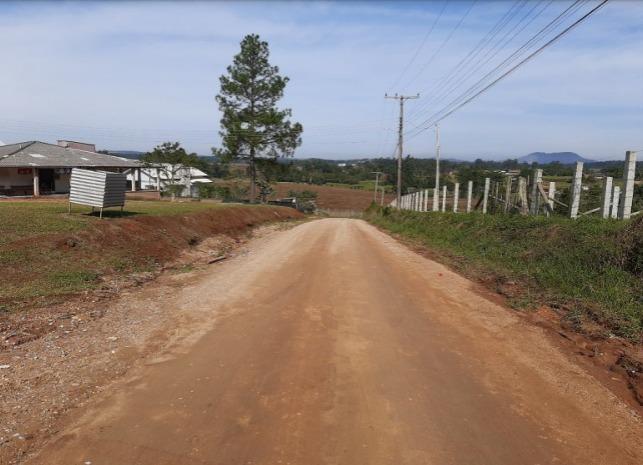 Governo de Içara asfalta rodovia no bairro Terceira Linha