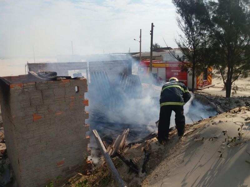 Residência é atingida por incêndio na Zona Sul do Balneário Rincão