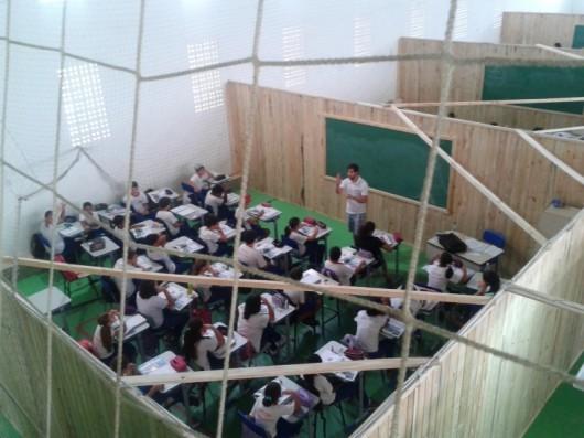Alunos da escola Filho do Mineiro estudam no ginásio 
