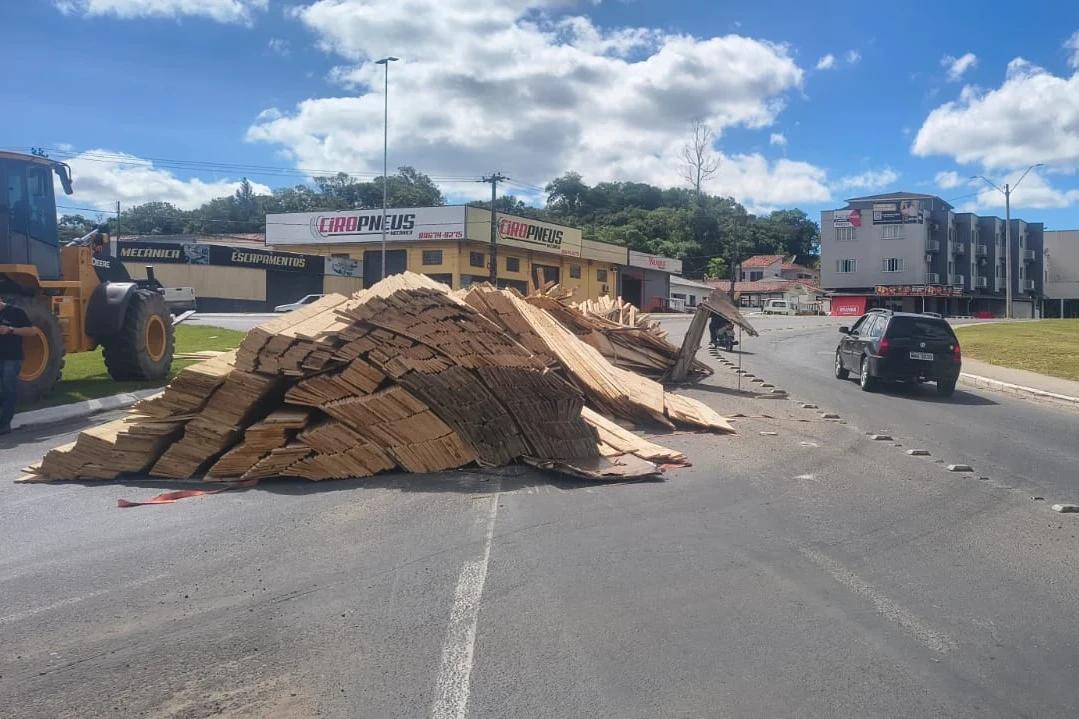 Carga de madeira cai sobre a pista e altera trânsito na SC-370 em Braço do Norte
