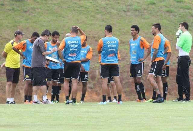   Argel comanda treino coletivo e esboça time para encarar o Vitória (BA) 
