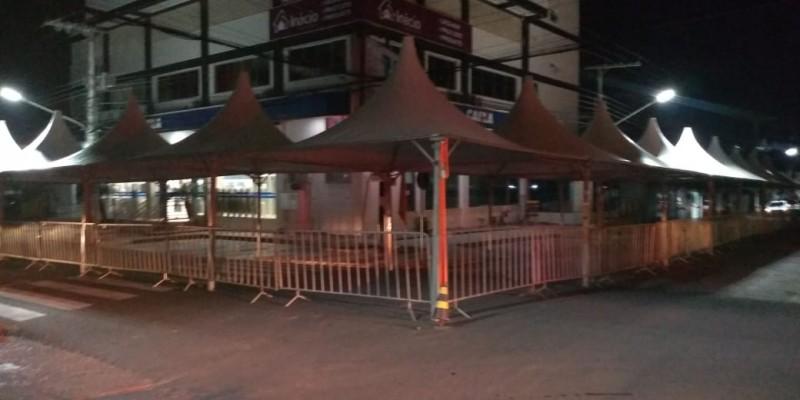 Prefeitura de Içara instala tendas e disponibiliza cadeiras para pessoas que estão na fila da Caixa 