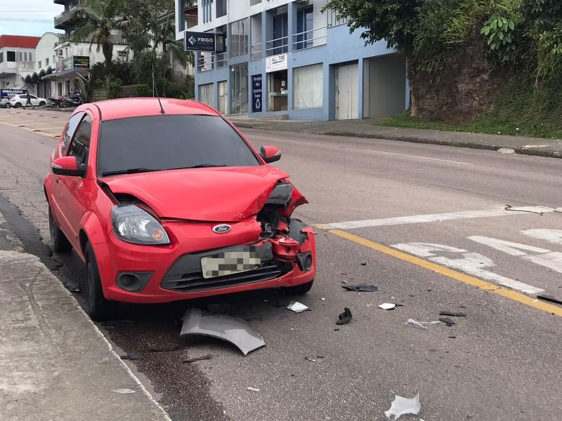 Colisão entre dois carros é registrada na rua Álvaro Catão
