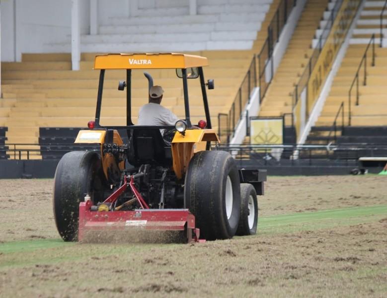Gramado do estádio Heriberto Hülse passa por revitalização