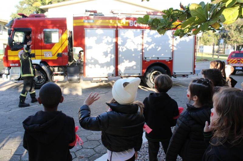 Alunos do Colégio Satc recebem visita do Corpo de Bombeiros 