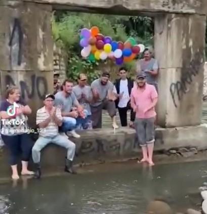 Em protesto, moradores cantam parabéns para aniversário de obra incompleta 