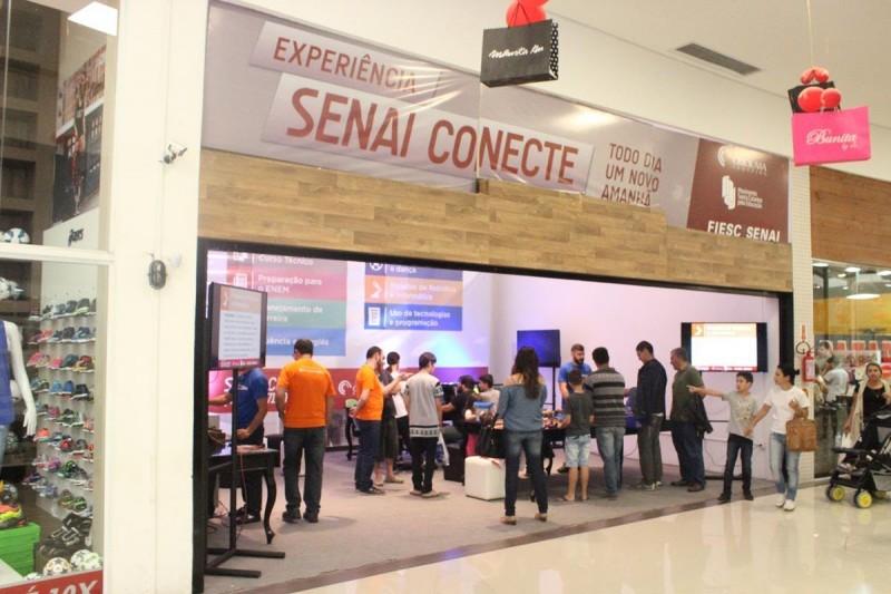 Cursos técnicos e Ensino Médio Conecte em exposição no Criciúma Shopping