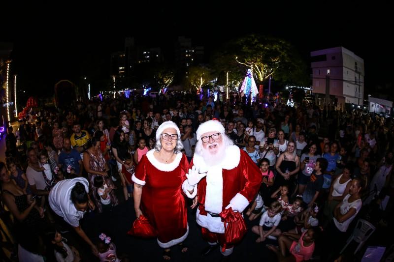Chegada do Papai Noel reúne 500 pessoas na Santa Bárbara