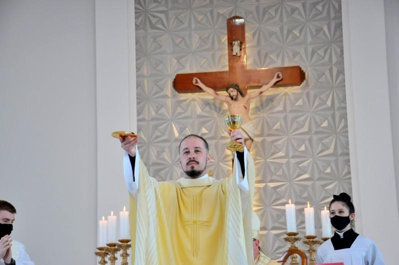 Diácono Rodrigo é ordenado padre em Santa Rosa do Sul