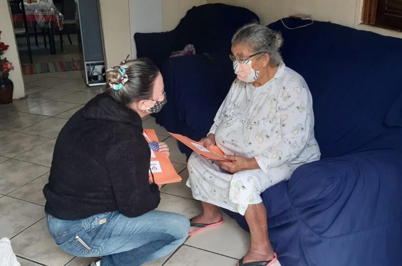 Equipe do Cras Vila Miguel realiza entrega de cartas aos idosos atendidos no espaço