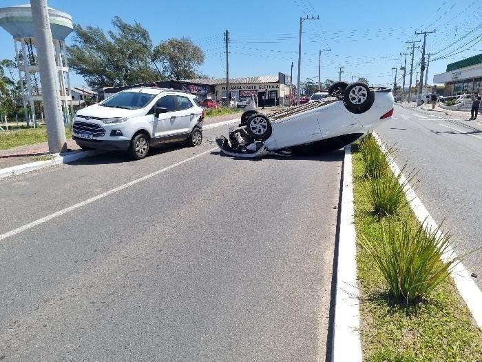 Carro capota em avenida no Centro de Balneário Gaivota
