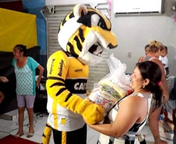 Tigre realiza entrega de cestas básicas