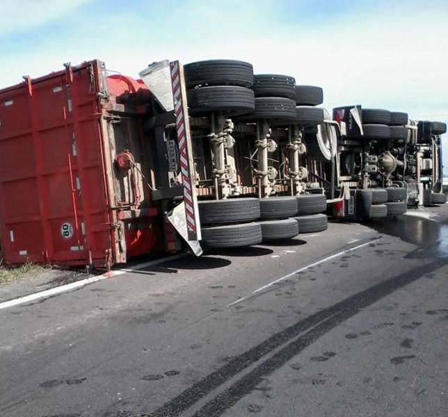 Carreta com carga de frangos tomba no trecho Sul da BR-101