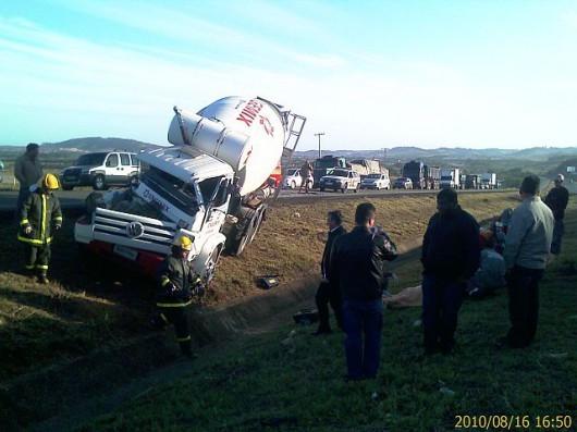 Colisão deixa caminhoneiro ferido na BR-101 em Sangão