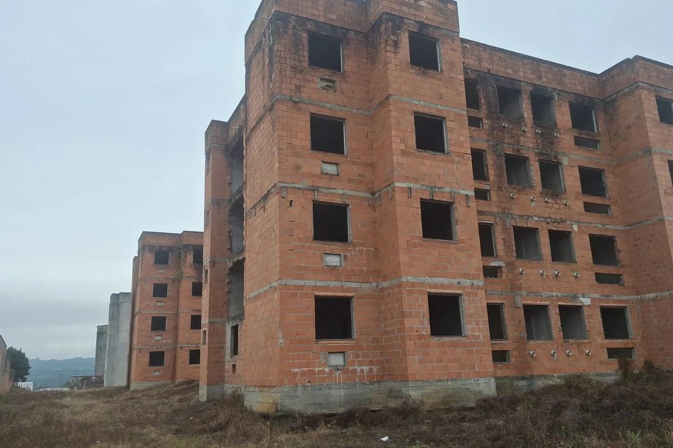 Construção inacabada gera reclamações de moradores e problemas de segurança em Criciúma